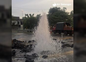 AIR mencurah dalam kejadian paip pecah di Jalan Seruling 59, Taman Seri Andalas di Klang, Selangor, hari ini. - GAMBAR AIR SELANGOR