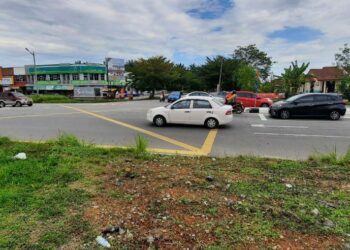 PENGGUNA meminta pihak berkuasa memasang lampu isyarat di simpang tiga Lorong Serai Wangi Baru-Jalan Bagan, Padang Serai, Kedah. - UTUSAN/AZAHAR HASHIM.