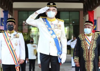 MOHD. ALI Mohd. Rustam (tengah) diiringi Sulaiman Md. Ali (kiri) dan Yang Dipertua DUN, Datuk Ibrahim Durum ketika sesi Perasmian Pembukaan Persidangan Kedua DUN Ke-15 di Seri Negeri, Ayer Keroh, Melaka.