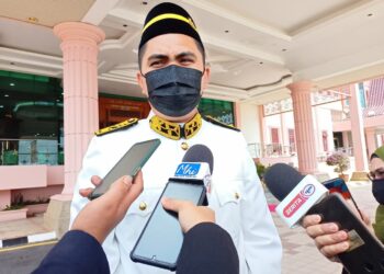 MUHAMAD AKMAL Saleh bercakap kepada pemberita ketika ditemui pada Persidangan DUN Melaka di Seri Negeri di Ayer Keroh, Melaka. - UTUSAN/MUHAMMAD SHAHIZAM TAZALI