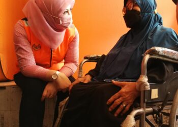 RINA Harun (kiri) beramah mesra dengan mangsa banjir warga emas di SK Bukit Mentok, Kemaman hari ini.