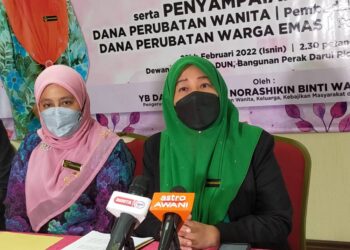 WAN  Norashikin Wan Noordin (kanan) dalam sidang akhbar di Ipoh hari ini. - UTUSAN/ASLIZA MUSA