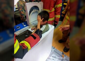 PASUKAN bomba berusaha mengeluarkan Muhammad Amir yang tersangkut dalam mesin pengering pakaian dekat rumahnya di Sungai Udang, Klang, Selangor, hari ini.