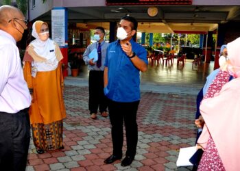 RADZI Jidin bertemu dengan para guru ketika meninjau keadaan sekolah yang melaksanakan peperiksaan SPM 2021 di SMK Kota Masai 1, Masai di sini. UTUSAN/RAJA JAAFAR ALI