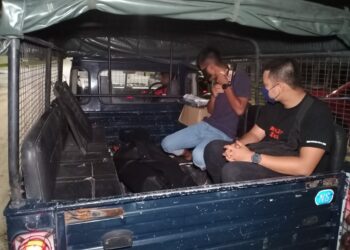 ANGGOTA polis membawa mayat mangsa yang ditemukan lemas dalam kejadian di sebuah kolam berhampiran Taman Bukit Saga, Mantin, Seremban malam semalam UTUSAN/ZAKKINA WATI AHMAD TARMIZI