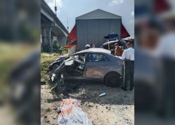 KERETA Toyota Vios dipandu Tan Chin Chee hilang kawalan sebelum terhumban dari Jambatan Syed Abdul Aziz di Taman Kota Laksamana, Banda Hilir, Melaka. - UTUSAN/DIYANATUL ATIQAH ZAKARYA