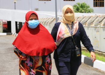 NURUL Hanim Abu Bakar (kiri) yang disabitkan kesalahan bagi empat pertuduhan menggunakan dokumen palsu dibawa keluar dari Mahkamah Sesyen Alor Setar hari ini. -  UTUSAN/MOHD. RAFIE AZIMI