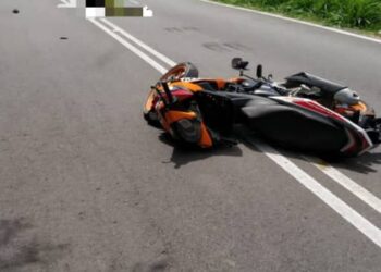 KEADAAN kemalangan melibatkan remaja perempuan yang maut selepas motosikalnya bergesel dengan sebuah lori di Jalan Slim Village berhampiran Kampung Rasau dekat Slim River hari ini. - UTUSAN