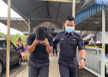 MUHAMMAD Ariff Abdullah (kiri) yang dituduh memandu secara berbahaya hingga menyebabkan kematian dua penunggang motosikal dibawa ke Mahkamah Majistret Sungai Petani hari ini.