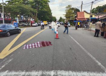 MANGSA maut di hadapan Madrasah Al-Rahmah, Melaka selepas dirempuh sebuah motosikal. - UTUSAN/DIYANATUL ATIQAH ZAKARYA