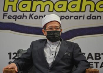 MOHAMAD Sabri Haron dalam  majlis penutup Nadwah Ilmuan Muslim di Kuala Terengganu, semalam. - PUQTRA HAIRRY ROSLI