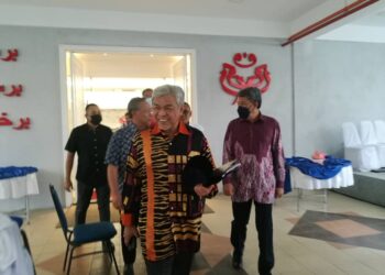 AHMAD Zahid Hamidi mengadakan pertemuan dengan Mohamad Hasan dan Hasni Mohammad sebelum mengadap Sultan Johor di Bangunan UMNO Johor di Jalan Yahya Awal, di sini.