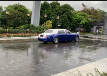 KENDERAAN membawa Sultan Ibrahim Sultan Iskandar memasuki pekarangan Istana Bukit Serene di Johor Bahru. - UTUSAN/RAJA JAAFAR ALI