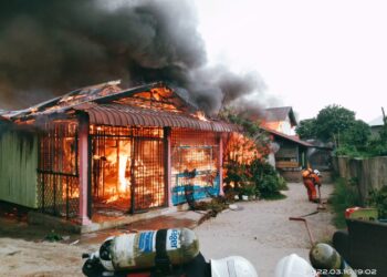 SEBAHAGIAN rumah yang terlibat dalam kebakaran di penempatan haram Bukit Malut, Langkawi semalam.