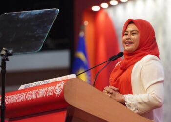 NORAINI Ahmad berucap pada persidangan wanita UMNO semasa Perhimpunan Agung UMNO 2021 di Pusat Dagangan Dunia Kuala Lumpur. - UTUSAN/AMIR KHALID