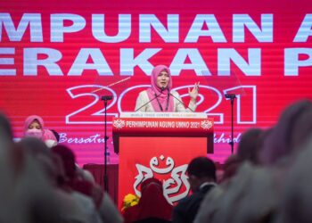 ZAHIDA Zarik Khan menyampaikan ucapannya ketika persidangan sayap Puteri UMNO sempena Perhimpunan Agung UMNO (PAU) 2021 di Dewan Tun Hussein Onn, Pusat Dagangan Dunia Kuala Lumpur (WTCKL). - UTUSAN/MUHAMAD IQBAL ROSLI