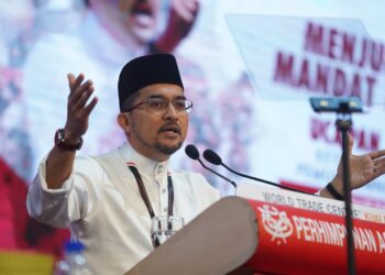 ASYRAF Wajdi Dusuki berucap pada persidangan Pemuda UMNO semasa Perhimpunan Agung UMNO 2021 di Pusat Dagangan Dunia Kuala Lumpur. - UTUSAN/AMIR KHALID