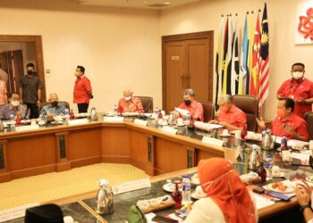 AHMAD Zahid Hamidi mempengerusikan mesyuarat Majlis Tertinggi UMNO di Menara Dato Onn, Kuala Lumpur. - GAMBAR TWITTER MAHDZIR KHALID