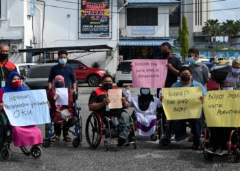 FAKHRUDDIN Zakaria (tengah) bersama sebahagian ahli Pokuat membuat laporan polis terhadap Kak Long 7E di Ibu Pejabat Kontinjen Kuala Terengganu hari ini. - TENGKU DANISH BAHRI TENGKU YUSOFF