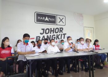 LIM Guan Eng (tengah) bersama kepimpinan DAP pada sidang akhbar di Ibu Pejabat DAP Johor di Kulai, hari ini.