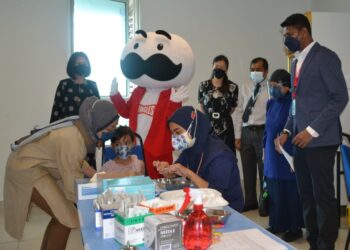 MATAN Raj Subramaniam (kanan) hadir pada Program Bantuan (outreach) Kellogg Asia Product Sdn. Bhd. bersama Sehat Healthcare Centre bagi PICKids di Seremban 2, Seremban hari ini. -UTUSAN/ZAKKINA WATI AHMAD TARMIZI.