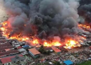 RUMAH setinggan atas air musnah dalam kebakaran di Kampung Kurnia Jaya, Tawau semalam.-IHSAN MEDIA SOSIAL