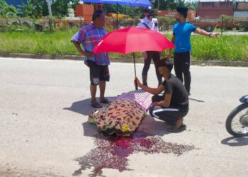 KEADAAN mayat Yahya Ramli  yang meninggal dunia di tempat kejadian selepas melanggar lubang di jalan  di Taman Desa Bayanmas, Kawasan Perindustrian Bukit Kayu Hitam, Kubang Pasu semalam.