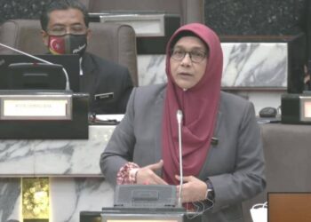 DR. Siti Mariah Mahmud berucap mengenai pengambilan vaksin dalam kalangan kanak-kanak pada Mesyuarat Pertama Persidangan Penggal Kelima Dewan Negeri Selangor Ke-14 Tahun 2022 di Dewan Annex, Bangunan Annex di Shah Alam, Selangor, hari ini. - Gambar SelangorTV