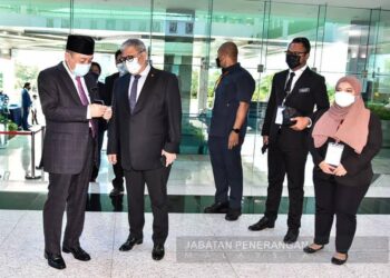 HAJIJI Noor (kiri) bersama Speaker DUN Sabah, Datuk Kadzim M. Yahya semasa tiba di DUN Sabah di Kota Kinabalu hari ini.