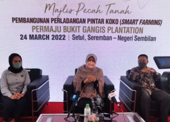 ZURAIDA Kamarudin (tengah) dalam sidang akhbar Majlis Pecah Tanah Pembangunan Ladang Koko Pintar di Bukit Gangis, Setul, Seremban hari ini. - UTUSAN/NOR SHAFAWATI YUP