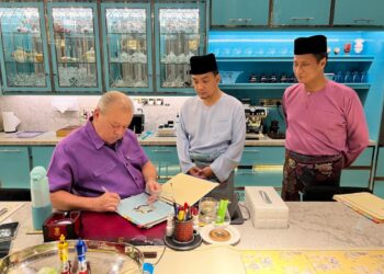 SULTAN Ibrahim Sultan Iskandar memberi perkenan terhadap majlis angkat sumpah Exco baharu Johor setelah menerima mengadap Onn Hafiz di Johor Bahru, hari ini.