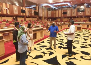 MOHAMMAD Zahir Abdul Khalid (dua dari kanan) menunjukkan keadaan dalam Dewan Perak bersama media menjelang sidang DUN pada Isnin ini di Ipoh. - UTUSAN/MOHAMAD HAFIZI MOHD. SAID