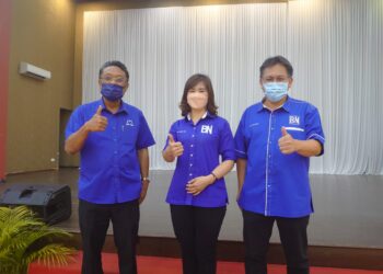 NUR Jazlan Mohamed (kanan) bersama ADUN Kempas, Datuk Ramlee Bohani (kiri) dan calon BN Perling, Tan Hiang Kee pada Majlis Kesyukuran BN Pulai Sempena PRN Johor malam tadi.