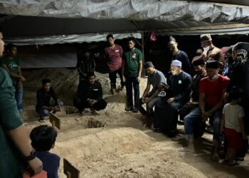 JENAZAH Amran Tompel selamat dikebumikan di Tanah Perkuburan Islam Forest Heights, Senawang, Seremban kira-kira pukul 9.45 malam semalam. -UTUSAN/ZAKKINA WATI AHMAD TARMIZI