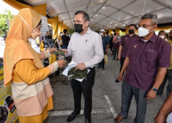 ANTHONY Loke Siew Fook beramah mesra bersama orang ramai pada Majlis Karnival Kompleks Pentadbiran Daerah Seremban Tahun 2022 di pekarangan Pejabat Daerah dan Tanah Seremban di Seremban hari ini. - UTUSAN/MOHD. SHAHJEHAN MAAMIN