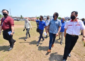 KHAIRY Jamaluddin ketika melawat tapak pembinaan bangunan tambahan di  Hospital Port Dickson, Port Dickson hari ini. - UTUSAN/MOHD. SHAHJEHAN MAAMIN