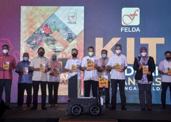 ABD. HALIM (lima,kanan) menunjukkan buku Kit Panduan Mekanisme Perladangan Felda pada Majlis Pelancaran Sistem Pengurusan Ladang Felda (SPMS) sempena Hari Teknologi Felda 2022 (Feltech 2022) di sini, semalam. - UTUSAN/FAIZ ALIF AHMAD ZUBIR