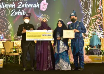 Fatimah Zaharah dan suami menerima anugerah di Majlis Gala Dinner 2022 Nurraysa baru - baru ini.