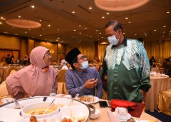 AMINUDDIN Harun beramah mesra bersama siswazah cemerlang dan keluarga mereka pada Majlis Anugerah Siswazah Cemerlang Kelas Pertama Yayasan Negeri Sembilan Bilangan 2, Tahun 2022 di Seremban hari ini.