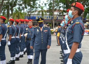 HAMDAN Ali (kiri) memeriksa perbarisan kehormar Majlis Perbarisan Tahunan Bagi Tahun 2022 JPBM Negeri Sembilan di Seremban 2, Seremban hari ini. - UTUSAN/ZAKKINA WATI AHMAD TARMIZI