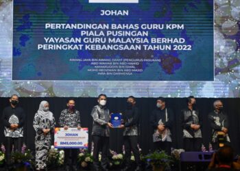 RADZI Jidin menyampaikan hadiah kepada pasukan Sabah yang muncul johan Pertandingan Bahas Guru Kementerian Pendidikan 2022 di Kuala Nerus, malam tadi. - UTUSAN/PUQTRA HAIRRY ROSLI