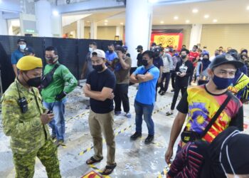 ORANG ramai tidak melepaskan peluang hadir pada program jualan gudang Al-Ikhsan Sports di Berjaya Megamall Kuantan di Kuantan, Pahang. - UTUSAN/SHAIKH AHMAD RAZIF