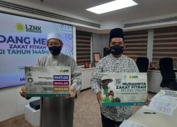 SYEIKH Fadzil Awang (kiri) menunjuk tiga kadar zakat fitrah Kedah pada 2022 di Alor Setar hari ini. - UTUSAN/MOHD. RIFAAT ABD. HAMID