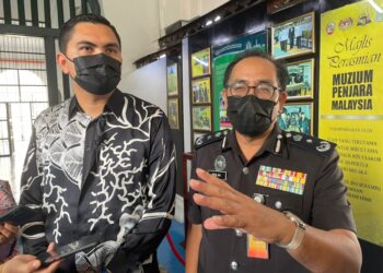 MUHAMAD AKMAL Saleh (kiri) dan Roslan Mohamed bercakap kepada pemberita selepas Majlis Perasmian Pameran Metamorfosis Di Sebalik Tembok Muzium Penjara Malaysia di Muzium Penjara Melaka, Sungai Udang, Melaka. - UTUSAN/DIYANATUL ATIQAH ZAKARYA