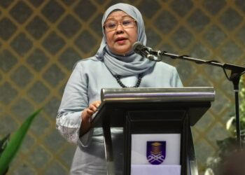 ROZIAH Mohd. Janor berucap dalam majlis penutup Program Minggu Kreativiti Pendidikan 2021 yang dirasmikan oleh Timbalan Menteri Pengajian Tinggi, Datuk Dr. Ahmad Masrizal Muhammad di UiTM Kampus Puncak Alam, di Kuala Selangor, Selangor, hari ini. - UTUSAN/ZULFADHLI ZAKI