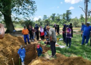 KERJA menggali kubur lama Tanjung Betong berdekatan Sungai Jelai dilakukan oleh pihak berkuasa Jabatan Agama Islam Pahang (JAIP) dan dibantu bahagian forensik Hospital Tengku Ampuan Afzan (HTAA) untuk memindahkan jenazah ke Tanah Perkuburan Berala, Kuala Telang di Lipis, Pahang. - UTUSAN/HARIS FADILAH AHMAD