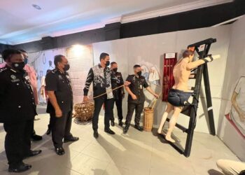 MUHAMAD Akmal Saleh memegang rotan yang digunakan Jabatan Penjara untuk hukuman sebat ketika hadir ke Pameran Metamorfosis Di Sebalik Tembok di Muzium Penjara, Banda Hilir, Melaka.