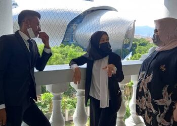 SITI Bainun Ahd Razali (kanan) berbual dengan sebahagian peguamnya ketika hadir di Mahkamah Sesyen Kuala Lumpur bagi perbicaraan mengabai dan menganiaya seorang kanak-kanak perempuan Sindrom Down. -  UTUSAN/NORLIZAH ABAS