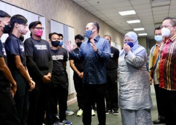 AHMAD Masrizal Muhammad (tiga kanan) bermesra dengan mahasiswa dalam Majlis Penutup Program Minggu Kreativiti Pendidikan 2022 sambil disaksikan Roziah Mohd. Janor (dua kanan) di UiTM Kampus Puncak Alam di Kuala Selangor, Selangor, hari ini. - UTUSAN/ZULFADHLI ZAKI