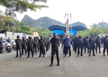 KAWALAN sempadan diperkukuh dengan penambahan anggota PDRM di Wang Kelian, Padang Besar, Perlis. - UTUSAN/SYED AZLAN SAYID HIZAR